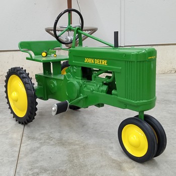 John Deere model 60 pedal tractor (small version) - Model Cars