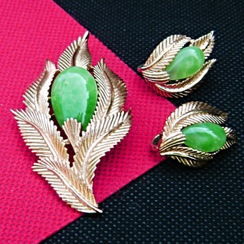 Trifari Jewels Of India Brooch And Earrings Set - Costume Jewelry