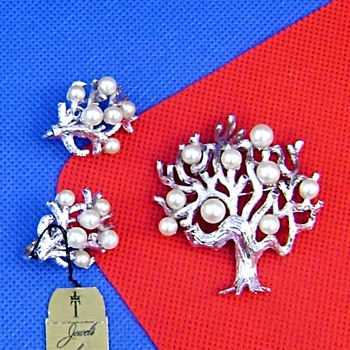 Crown Trifari Sea Tree Brooch Set - Costume Jewelry