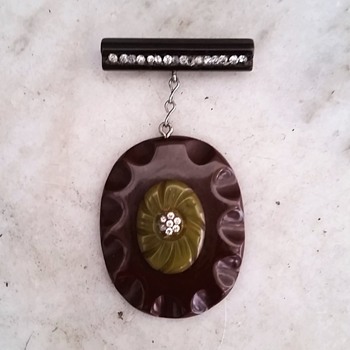 Bakelite pin upcycled from bits and pieces - Costume Jewelry