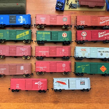 HObbyline Box cars from 1953 to 1957 with 3 of the 1957 kit car added. - Model Trains