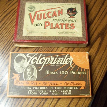 VINTAGE PHOTOGRAPHY ITEMS - Cameras