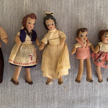 Dollhouse family including a nurse - Dolls