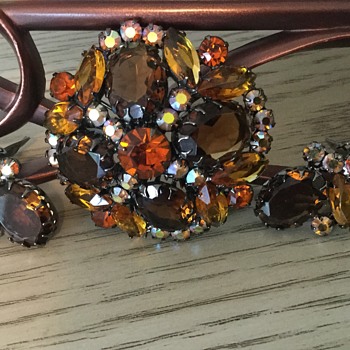 D & E AMBER BROOCH...set in gunmetal with dogtooth prongs! - Costume Jewelry