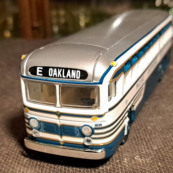 Corgi Classics Pacific Greyhound Lines GM Bus 1995 - Model Cars