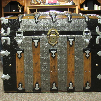 1890's fancy metal covered trunk, Vulcan lock by Yale & Towne. - Furniture