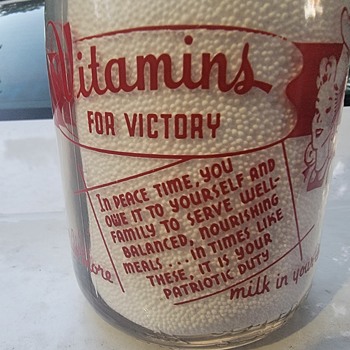 DAIRYLAND MILK...DES MOINES IOWA PATRIOTIC MILK BOTTLE - Bottles