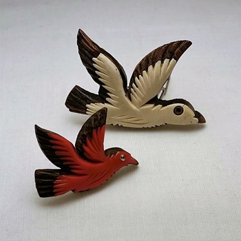 French galalith with wood bird pins - Costume Jewelry