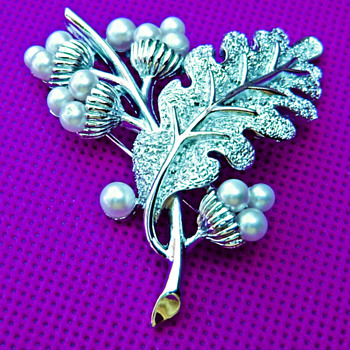 Crown Trifari acorn maple leaf pearl - beautiful fall season - on purple background - Trifari brooch - 1960's Alfred Philippe - Costume Jewelry