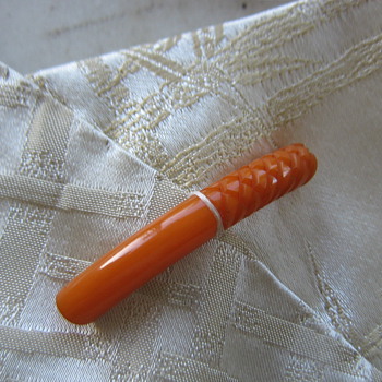 Upcycle - don't throw away - broken bakelite bracelet to buttons - Sewing