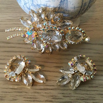 D & E CLEAR CRYSTAL BROOCH…I finally found it! - Costume Jewelry