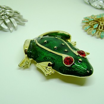 Trifari Frog Brooch - Animals