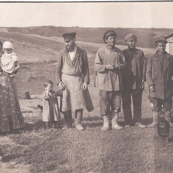 A Group Of Russian Peasants And Children - Photographs
