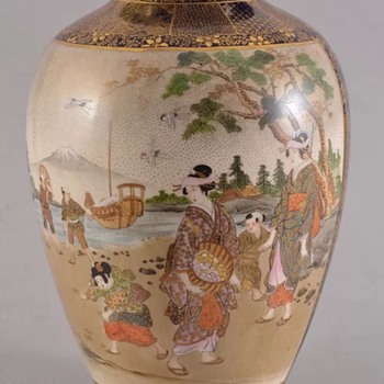 Japanese Satsuma vase by Kaizan. - Asian