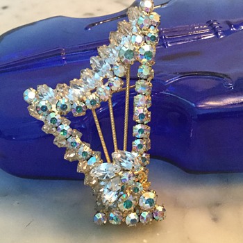 RARE D & E HARP BROOCH - Costume Jewelry