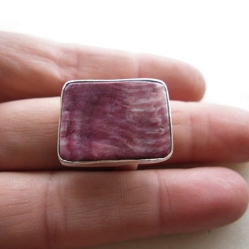 Simple purple spiny oyster ring - Fine Jewelry