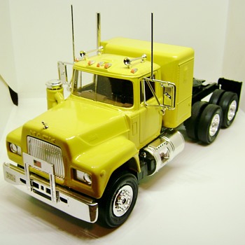 Mack Truck Model - Model Cars