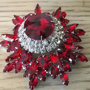 D & E RUBY RED 5-TIER BROOCH! - Costume Jewelry