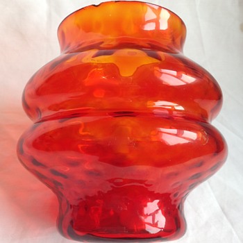 Mystery amberina vase - Art Glass