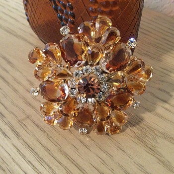 D & E CARAMEL COLORED GIVRE BROOCH! - Costume Jewelry