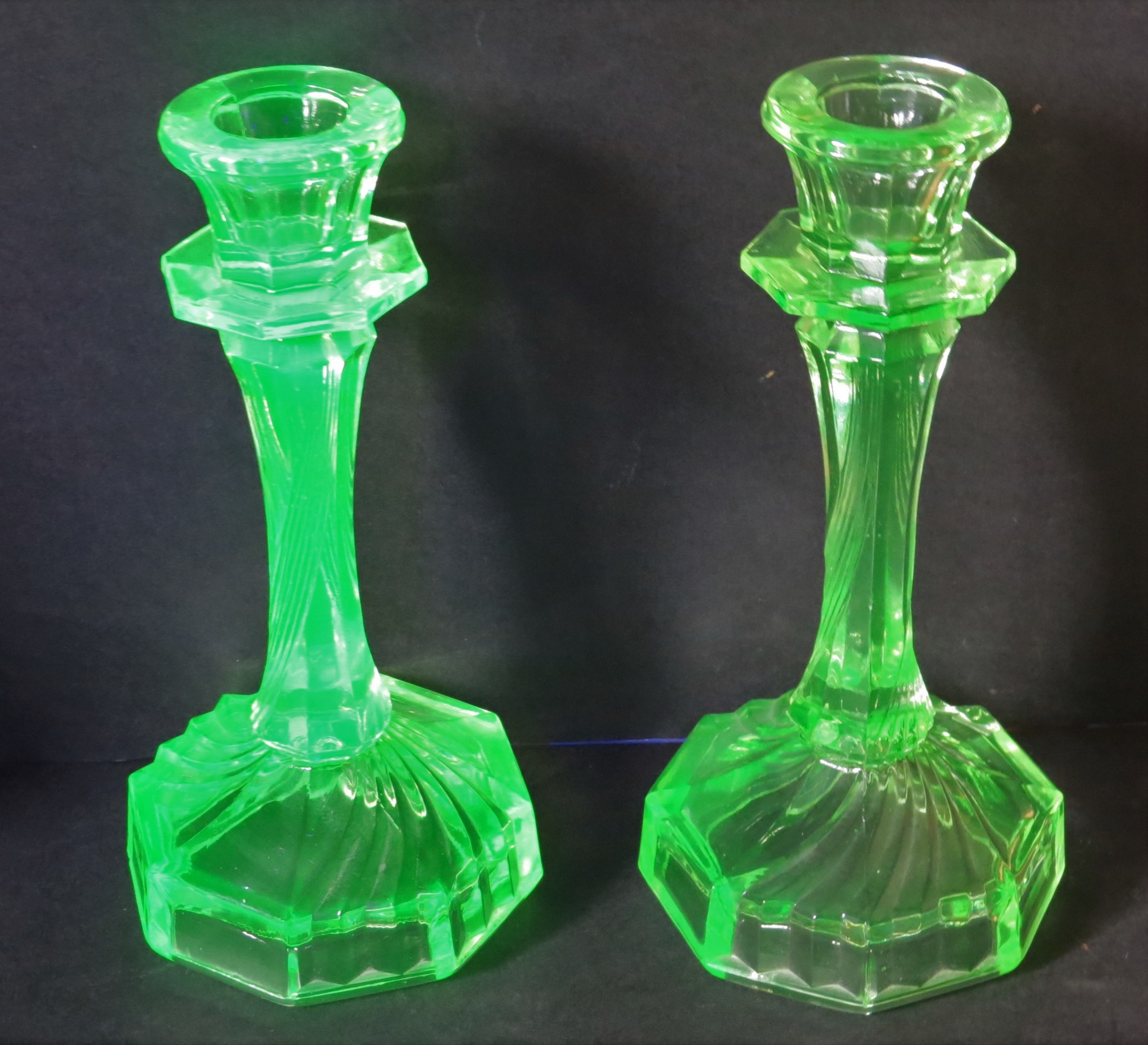 Vaseline Glass Dressing Table Set Walther Glass - 1950 | Collectors ... Vaseline Glass Dressing Table Set Walther Glass - 1950 | Collectors ...