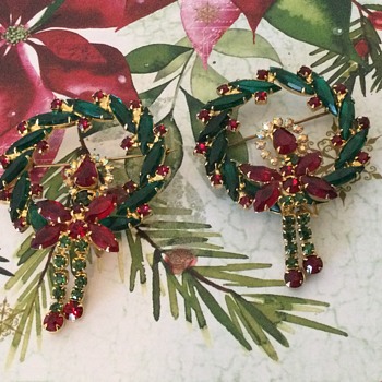 D & E CHRISTMAS WREATH! another one, and a lost treasure! - Costume Jewelry