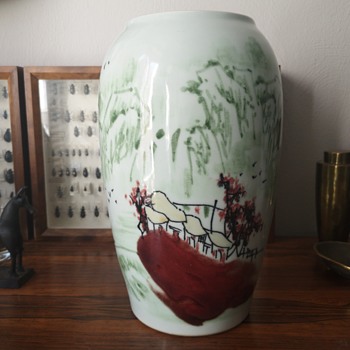 Chinese vase with unusual decoration..... Help needed - Asian