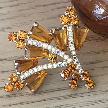 D & E KEYSTONE...a decade before “Juliana” - Costume Jewelry