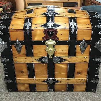 Mid 1880's High End Barrel Top Trunk. - Furniture