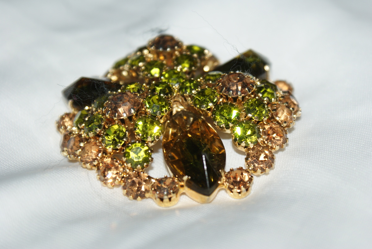 thumbnail interactive-video image 1 of Brooch With Rhinestones And Pearl, Honey Bee 1 of 12