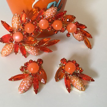 D & E CORN KERNAL SET...rare orange! - Costume Jewelry