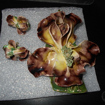 Large porcelain Iris brooch and earrings - Costume Jewelry