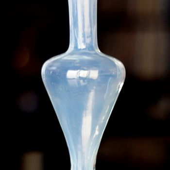 Organic Form Opalescent and Oxblood Vase - A Masterpiece of Nouveau period glass. - Art Glass