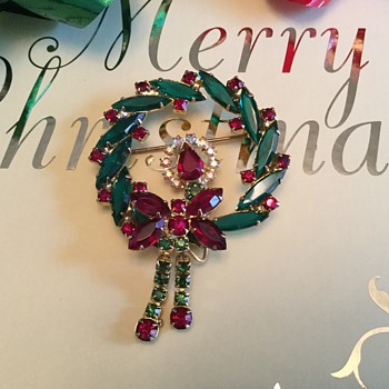 D & E CHRISTMAS WREATH...one to go!! - Costume Jewelry