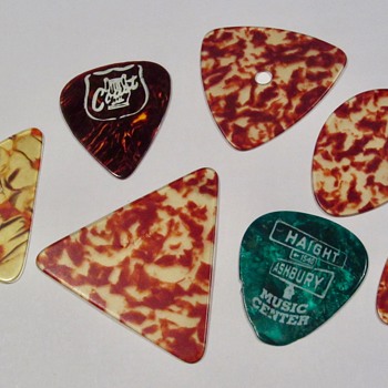 Herco, Coast, Vibra Tone and other vintage guitar, mandolin and banjo picks 1940s to the 1970s - Gold