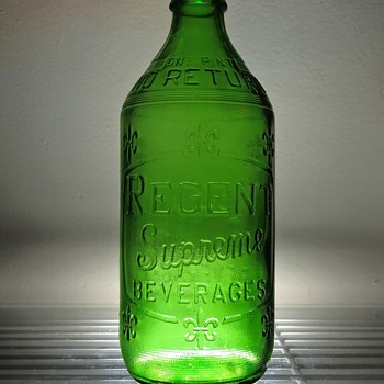 1964 Regent Supreme Beverages Soda Bottle Glenshaw Glass Embossed Green Pint NDNR - Bottles