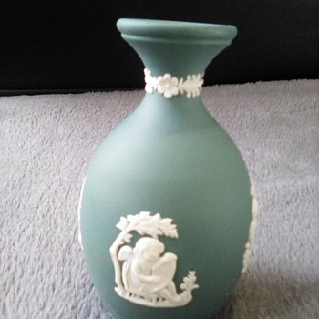 Wedgwood cherub bud vase - China and Dinnerware
