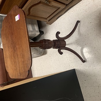 Federal period, mahogany tilt-top candle stand with unusual legs. - Furniture