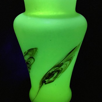 Art Nouveau Rindskopf Pfauen glass vase - uranium opaline with pulled feather decor - Art Glass