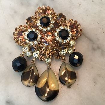 D & E CHAMPAGNE TOPAZ BROOCH...the rarest glass dangle beads! - Costume Jewelry