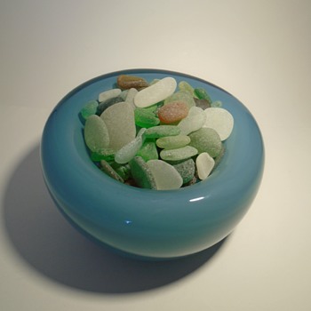 Valner glassworks art glass ‘pillow’ bowl with sea glass from Finisterre, Spain – Czech art glass - Art Glass
