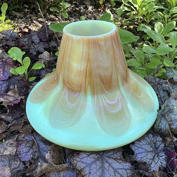 Art Nouveau Rindskopf uranium opaline iridescent glass vase with pulled loop decor - Art Glass