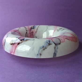 Rare Decor On A Large Shallow Glass Bowl, Ruckl? Fits With Several Swirl Glass Piece Images, I have in red and green. - Art Glass