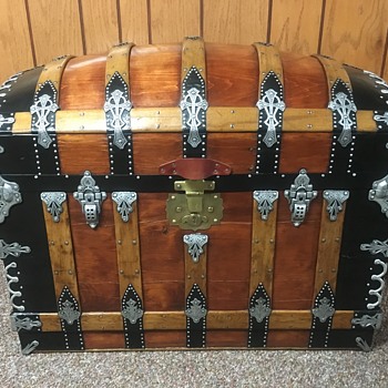 Mid 1880's Saratoga Trunk. - Furniture