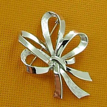 Trifari ribbon bow pin - thrift find - Costume Jewelry
