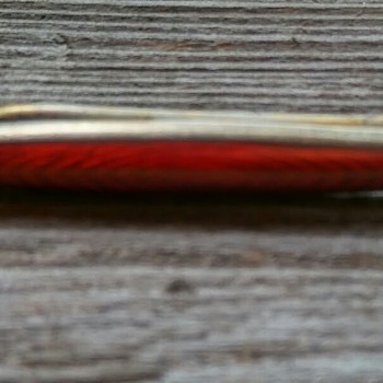 Red enamel brooch - Fine Jewelry