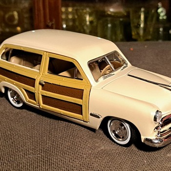 Motor Max 1949 Ford Woody Wagon 1/24 Scale - Model Cars