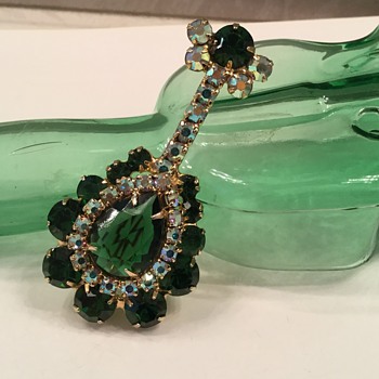 D & E EMERALD LUTE..now I'm ready for Christmas! - Costume Jewelry