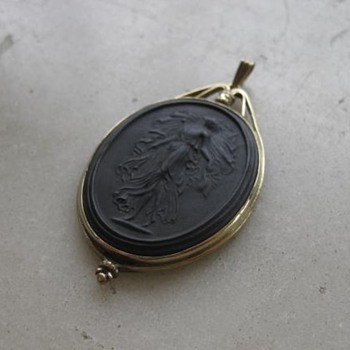 Black Wedgwood pendant - Fine Jewelry