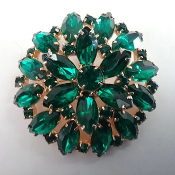 Celebrity NY brooch  - Costume Jewelry
